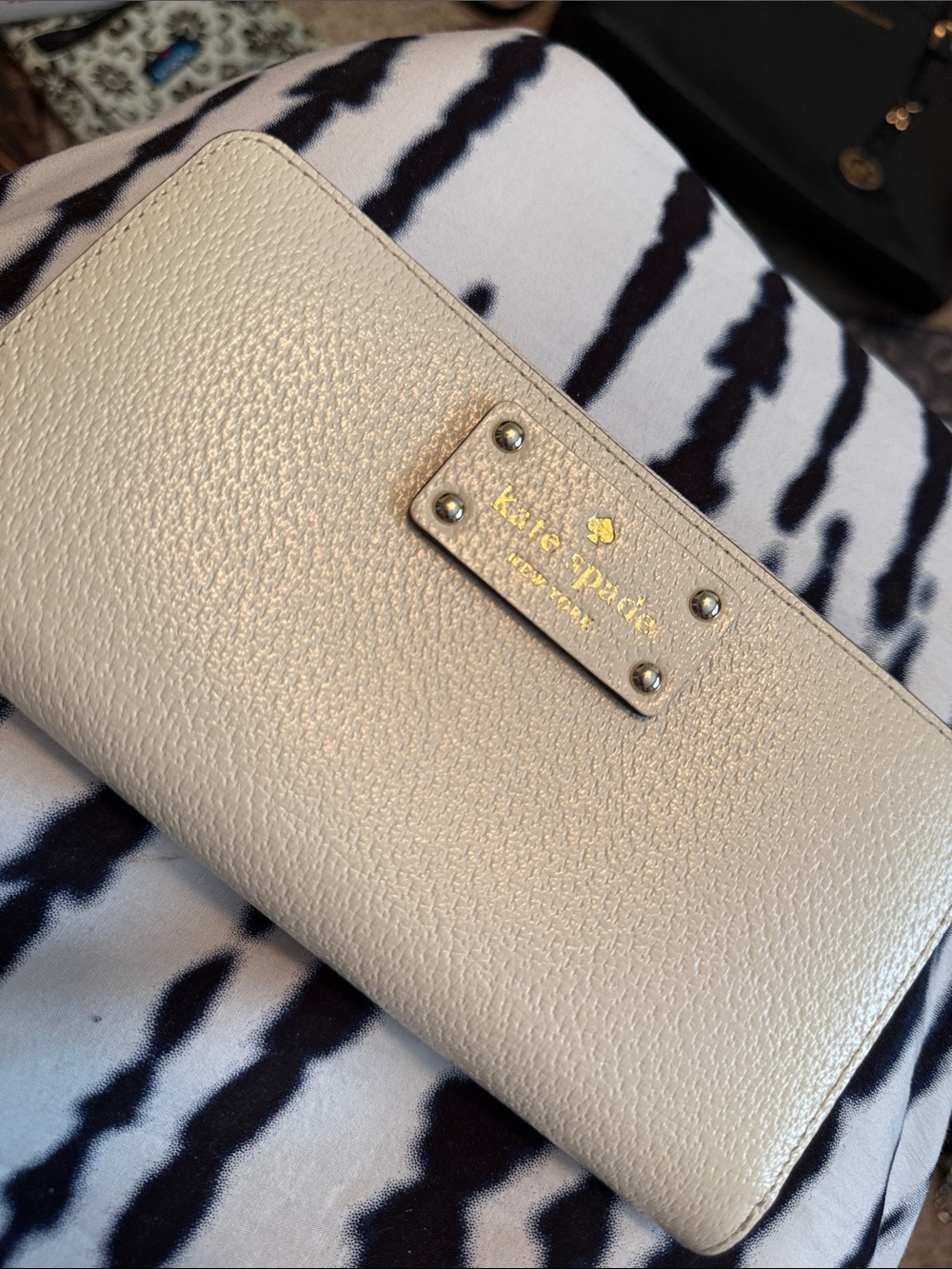 kate spade metallic cream pebbled leather zip wallet with gold logo